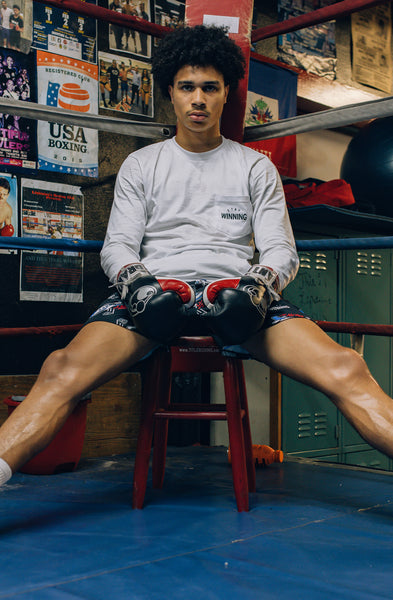 Vẫn giành chiến thắng Áo thun dài tay màu trắng