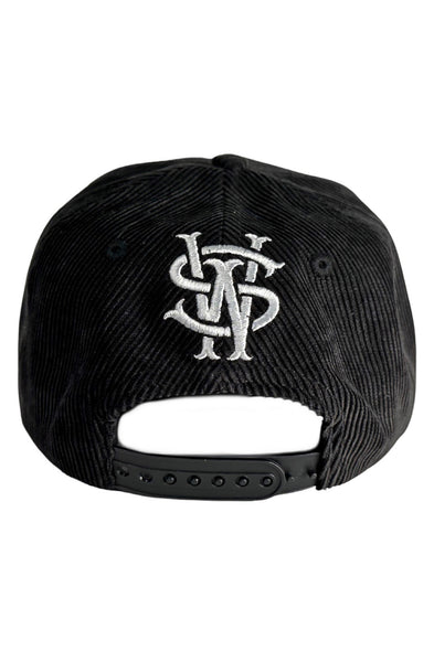 Luôn chiến thắng chiếc mũ đen nhung kẻ