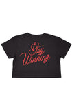 Stay Winning Kohle/rotes Crop-Top-T-Shirt